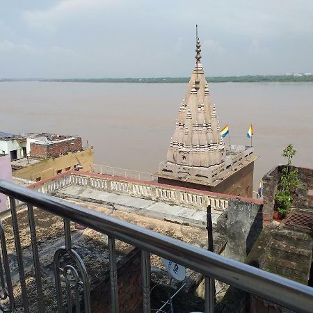 P G On Ganges Varanasi Luaran gambar
