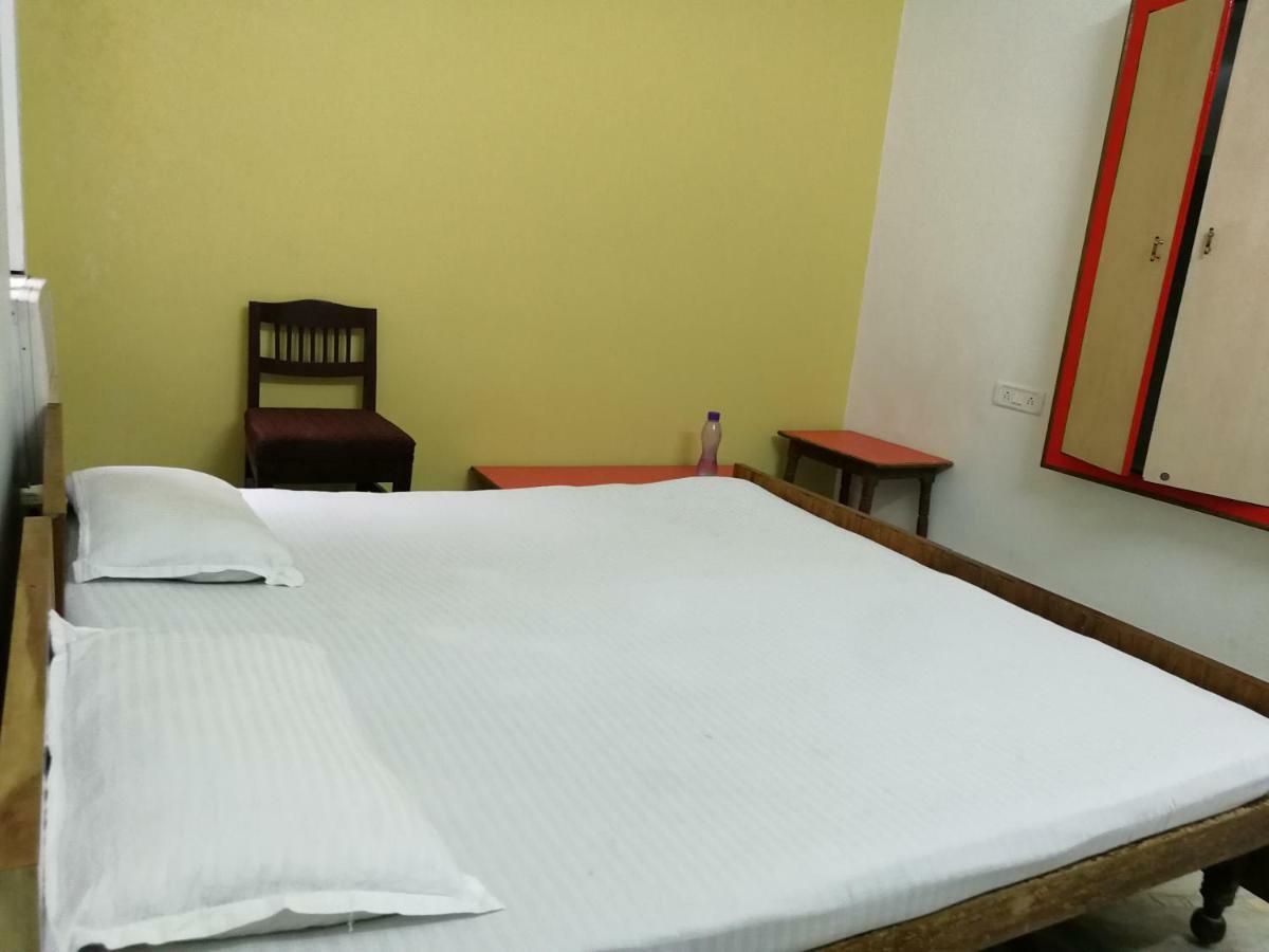 P G On Ganges Varanasi Luaran gambar