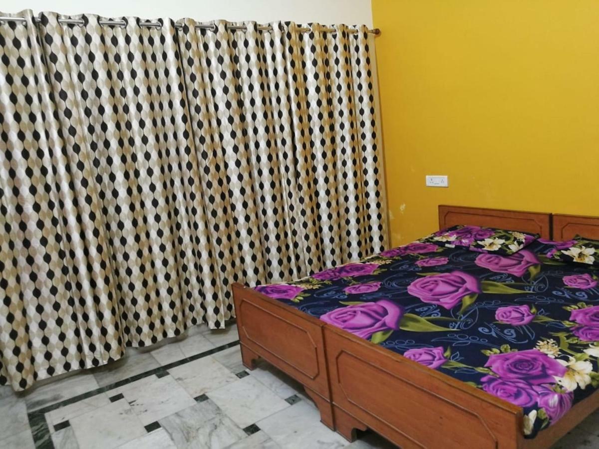 P G On Ganges Varanasi Luaran gambar