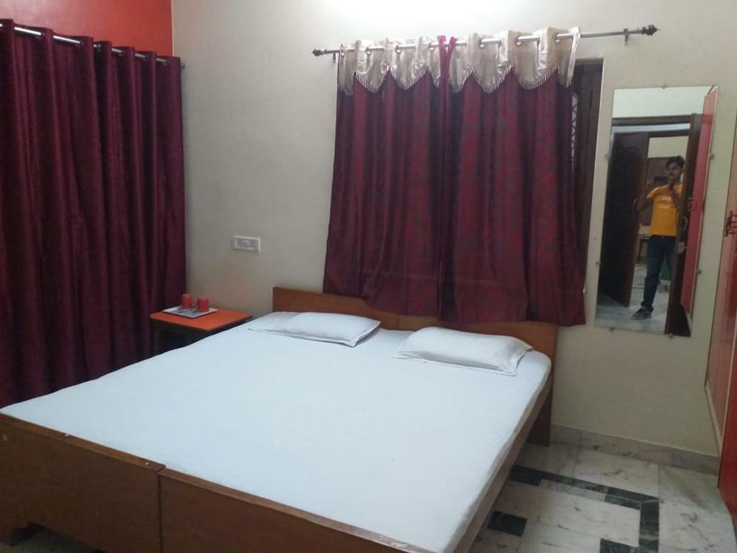 P G On Ganges Varanasi Luaran gambar