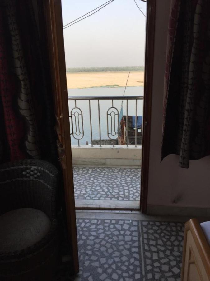 P G On Ganges Varanasi Luaran gambar