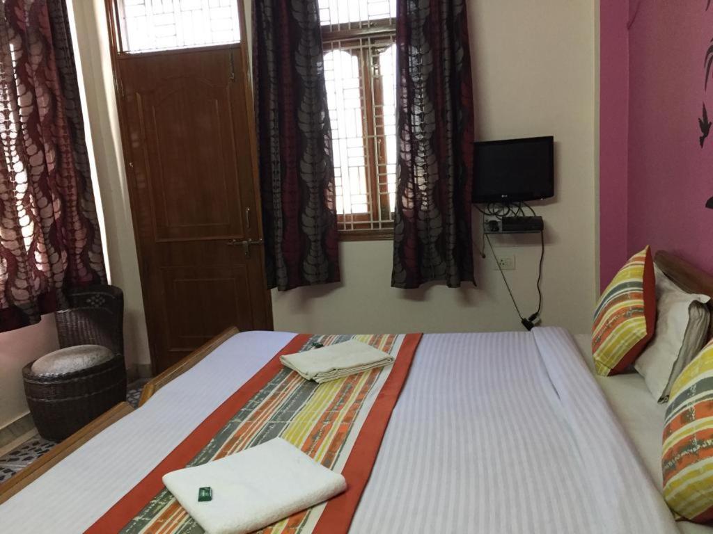 P G On Ganges Varanasi Luaran gambar